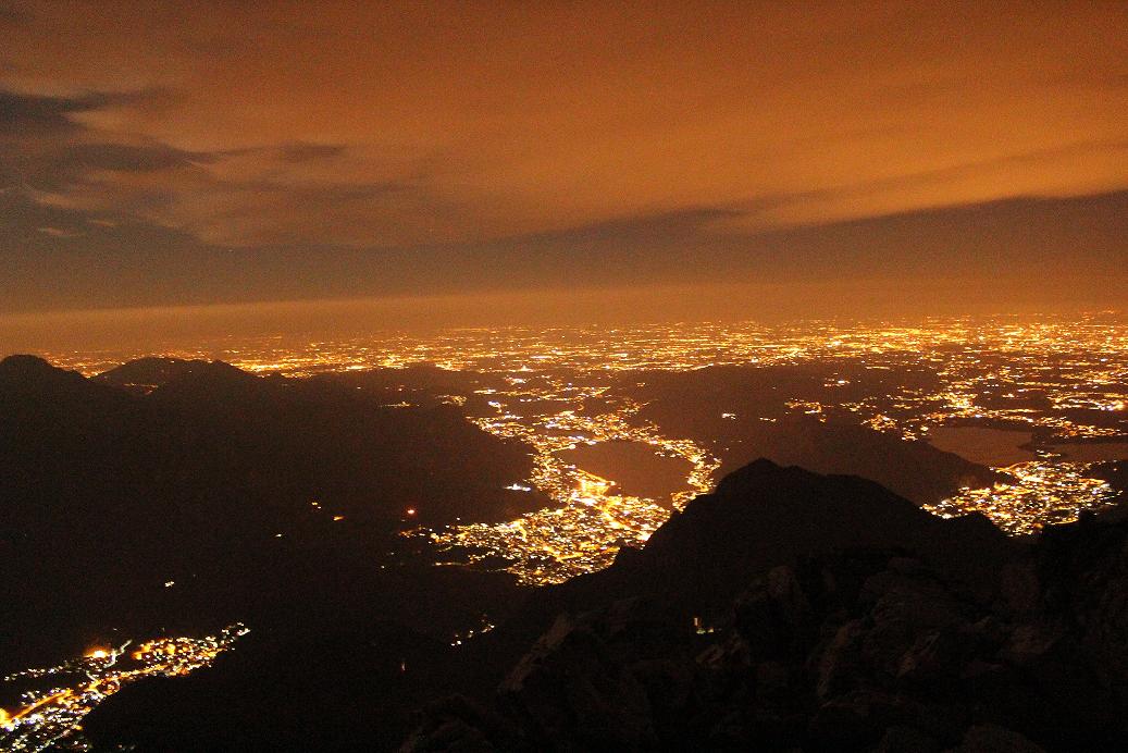 La pianura padana di notte dalla Grignetta 2177m